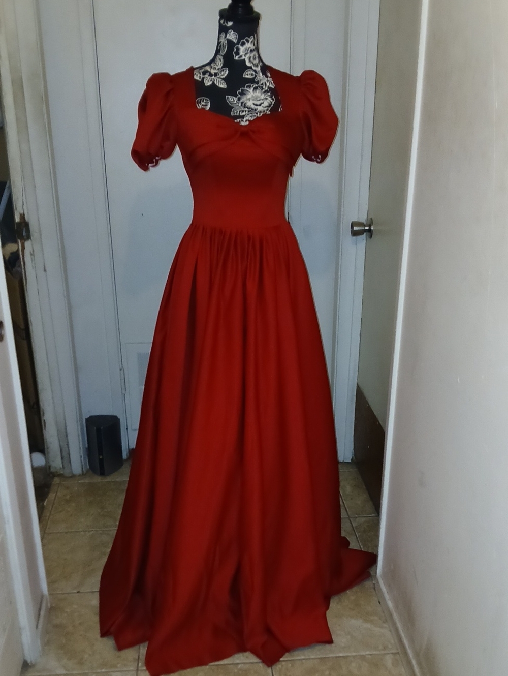 Elegant Red Puff-Sleeve Evening Gown